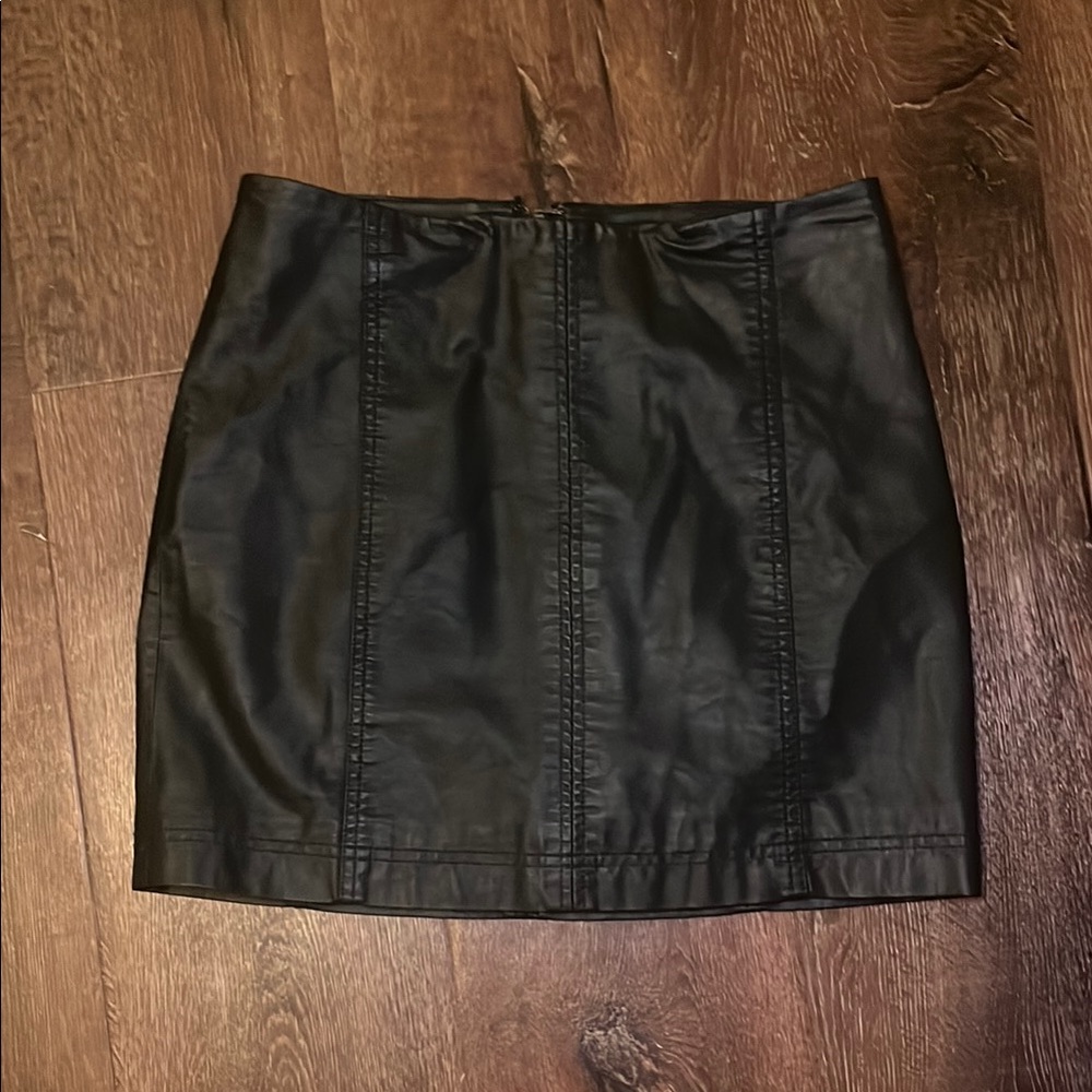 FREE PEOPLE Modern Femme Vegan Leather Mini Skirt SIZE 6 EUC